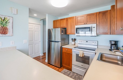 Kapaa Condominio | Oceanfront condo with balcony, great view, pool, hot tub - 50 ft to beach