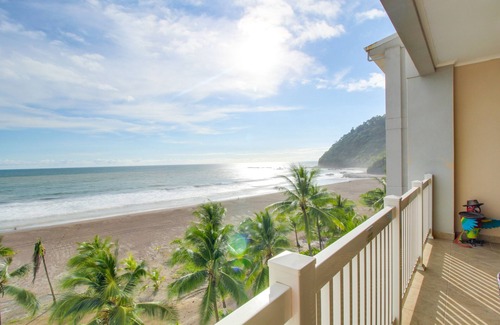 Barrio Los Villalobos Apartamento | condominio frente al mar con playa y acceso a la piscina compartida y vistas increíbles al océano!