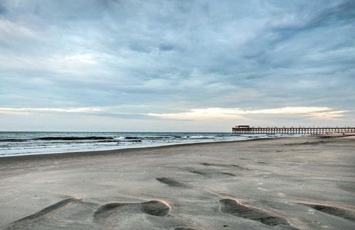 Garden City Apartamento | Oceanfront Condo with Furnished Deck and Views!