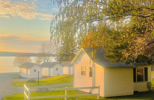 Salsbury Cove Cabina | Oceanfront Cottage at Emery's Cottages