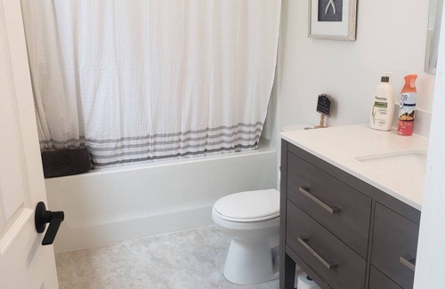 Cobble Hill Cabaña | Oceanfront Cottage with Hot Tub close to Wineries