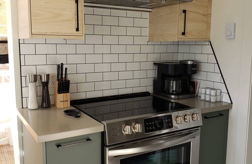Cobble Hill Cabaña | Oceanfront Cottage with Hot Tub close to Wineries