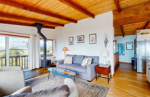 Cape Meares Cabaña | Espectacular casa frente al mar y para perros con jacuzzi privado!