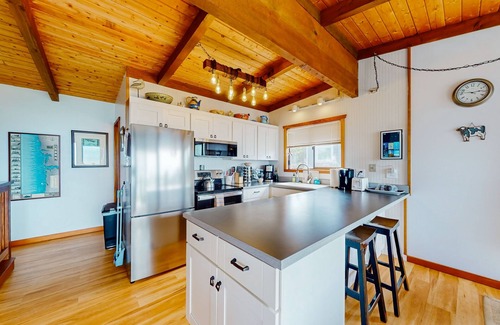 Cape Meares Cabaña | Espectacular casa frente al mar y para perros con jacuzzi privado!