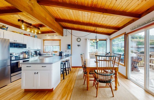 Cape Meares Cabaña | Espectacular casa frente al mar y para perros con jacuzzi privado!