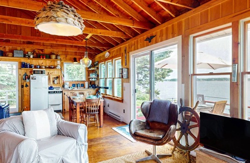 East Boothbay Cabaña | Oceanfront Cottage with Panoramic Views | "On the Rocks" Boothbay, Maine