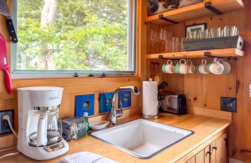 East Boothbay Cabaña | Oceanfront Cottage with Panoramic Views | "On the Rocks" Boothbay, Maine