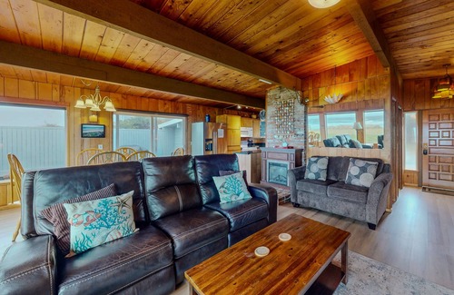 Yachats Casa | Oceanfront, Dog-Friendly Home with Fireplace, Ocean View, Beach Access & WiFi