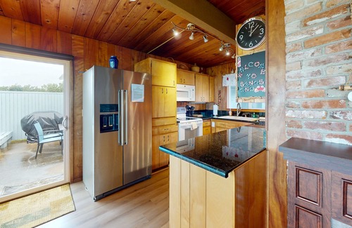 Yachats Casa | Oceanfront, Dog-Friendly Home with Fireplace, Ocean View, Beach Access & WiFi