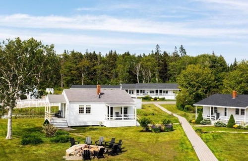 Ocean Point Casa | Oceanfront Double Queen w/Porch | Bluebird Ocean Point Inn | Dog-Friendly