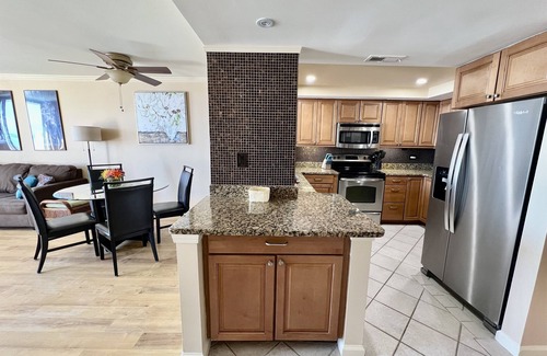 Briarcliffe Acres Condominio | Oceanfront vacaciones de ensueño! Granito, acero, Playa Locker-Reserve con anticipación!