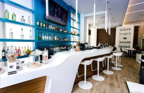 Hallandale Beach Apartamento | Oceanfront Elegance, Full Kitchen & Miami Beach Charm -A