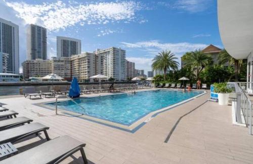 Hallandale Beach Apartamento | Oceanfront Elegance, Full Kitchen & Miami Beach Charm -A
