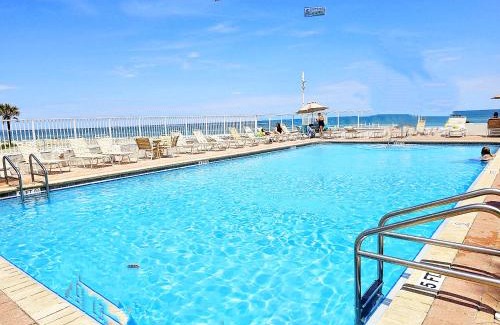 Lenox Park Apartamento | Oceanfront Escape With Balcony and heated salt water pool Sleeps 4