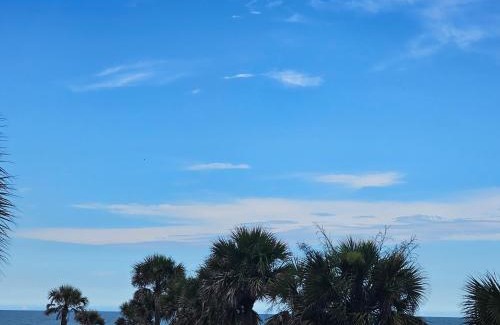 Lenox Park Apartamento | Oceanfront Escape With Balcony and heated salt water pool Sleeps 4