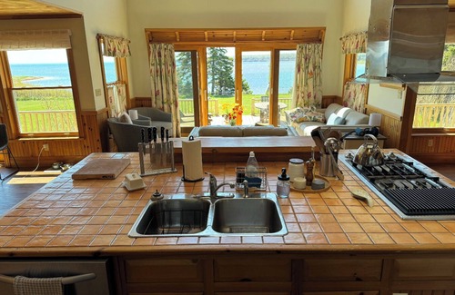 Red House Casa | Oceanfront family vacation home on peaceful Howe Bay