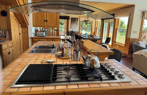 Red House Casa | Oceanfront family vacation home on peaceful Howe Bay