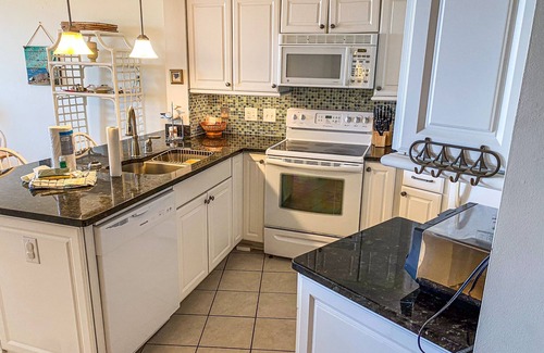 Atlantic Beach Condominio | Oceanfront, First-Floor Condo with Balcony, Ocean View & Shared Pools/Tennis