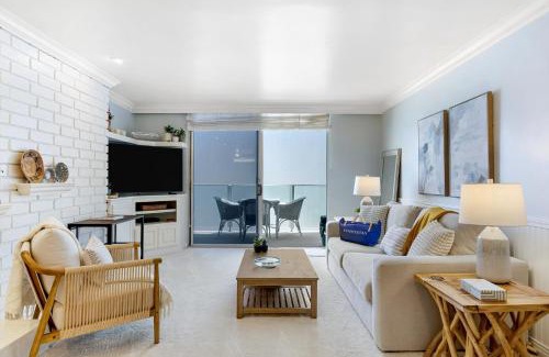 Eastern Malibu Casa | Oceanfront Gem w Balcony Pool Hot Tub Carbon Beach Access Bluewater Haven by AvantStay