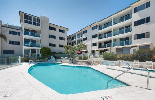 Eastern Malibu Casa | Oceanfront Gem w Balcony Pool Hot Tub Carbon Beach Access Bluewater Haven by AvantStay