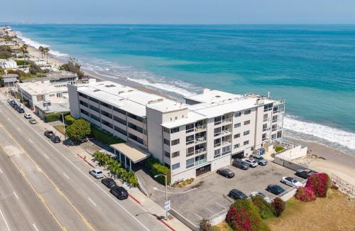 Eastern Malibu Casa | Oceanfront Gem w Balcony Pool Hot Tub Carbon Beach Access Bluewater Haven by AvantStay
