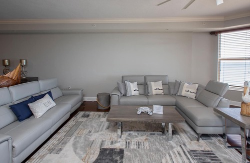 Bridgeport Heights Condominio | Oceanfront high-rise Condo!
