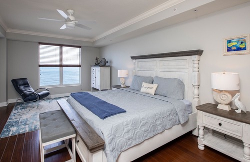 Bridgeport Heights Condominio | Oceanfront high-rise Condo!