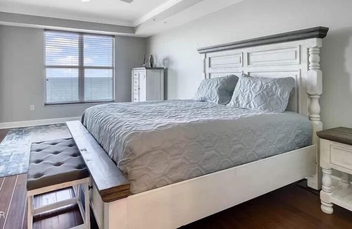 Bridgeport Heights Condominio | Oceanfront high-rise Condo!
