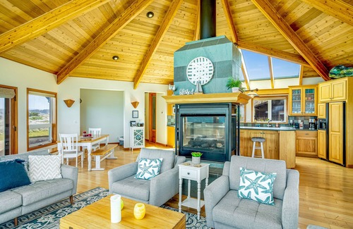 Fort Bragg Casa | Oceanfront home on the bluffs with amazing view, hot tub, game room - 1 dog OK