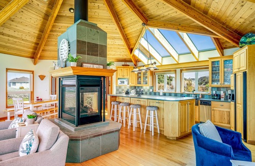 Fort Bragg Casa | Oceanfront home on the bluffs with amazing view, hot tub, game room - 1 dog OK