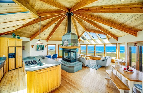Fort Bragg Casa | Oceanfront home on the bluffs with amazing view, hot tub, game room - 1 dog OK