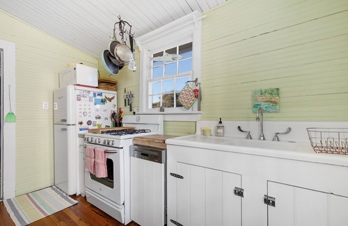 Charleston County Casa | Oceanfront Home/Pet Friendly/Screened Porch/4 Bedrooms/1 Bath/Sleep 8