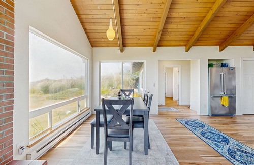 Yachats Casa | Oceanfront home w/ amazing sunsets, fire pit, & jacuzzi tub
