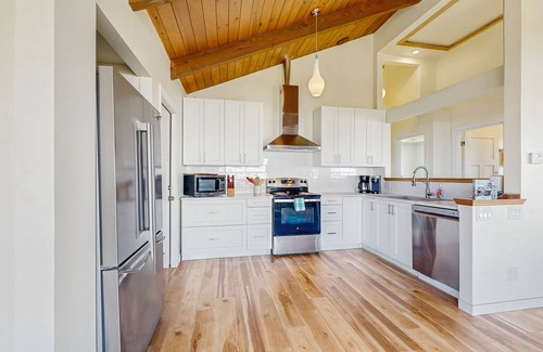 Yachats Casa | Oceanfront home w/ amazing sunsets, fire pit, & jacuzzi tub