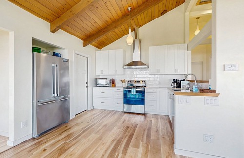 Yachats Casa | Oceanfront home w/ amazing sunsets, fire pit, & jacuzzi tub