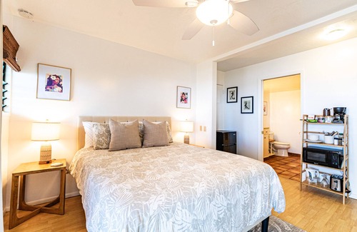 Kapoho Cama Y Desayuno | Oceanfront in Hilo Hale Kai Suites Heritage Room - Queen Bed, Private Bath