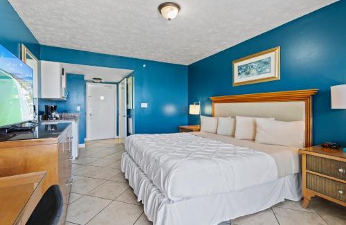 Fort Pierce Casa | Oceanfront Inn Room #19- Ocean View Balcony King Bed