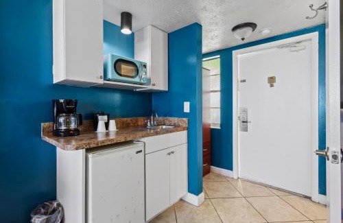 Fort Pierce Casa | Oceanfront Inn Room #19- Ocean View Balcony King Bed