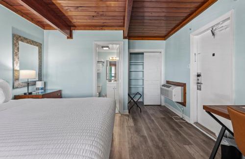 Fort Pierce Hotel | Oceanfront Inn Room #8 - Partial Ocean View - King Bed