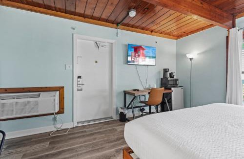 Fort Pierce Hotel | Oceanfront Inn Room #8 - Partial Ocean View - King Bed