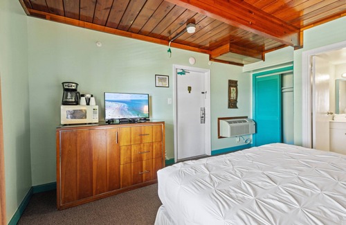 Fort Pierce Hotel | Oceanfront Inn Room #7 - Partial Ocean View - King Bed