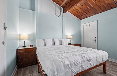 Fort Pierce Hotel | Oceanfront Inn Room #15- Inlet View- King Bed
