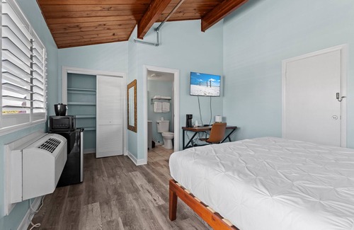 Fort Pierce Hotel | Oceanfront Inn Room #15- Inlet View- King Bed