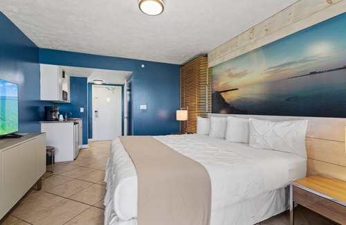 Fort Pierce Hotel | Oceanfront Inn Room #17- Ocean View Balcony, King Bed