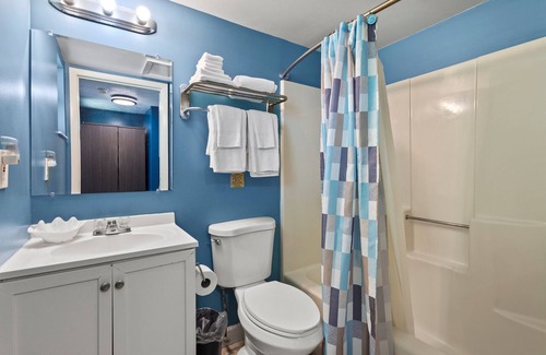 Fort Pierce Hotel | Oceanfront Inn Room #17- Ocean View Balcony, King Bed