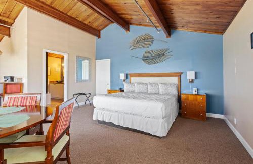Fort Pierce Hotel | Oceanfront Inn Suite, Ocean and Inlet Views, King Bed, #12