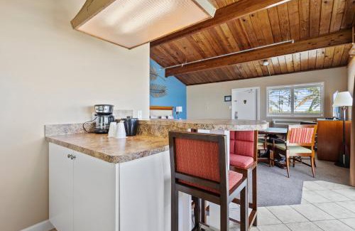 Fort Pierce Hotel | Oceanfront Inn Suite, Ocean and Inlet Views, King Bed, #12