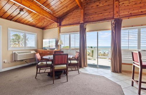 Fort Pierce Hotel | Oceanfront Inn Suite, Ocean and Inlet Views, King Bed, #12