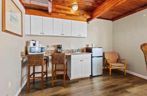 Fort Pierce Casa | Oceanfront Inn Suite #6- King Bed