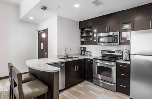 Northeast Virginia Beach Complejo | Oceanfront Luxury at Hilton Oceanaire Resort – Two Stunning Oceanview Balconies!